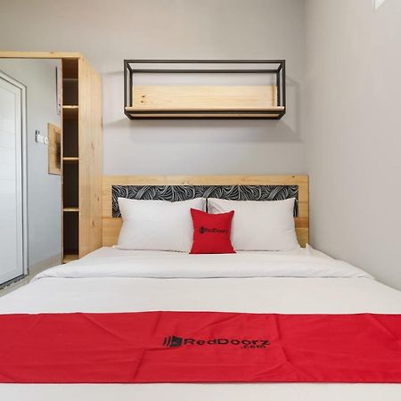 Hotel RedDoorz near Plaza Atrium Senen Giacarta Esterno foto