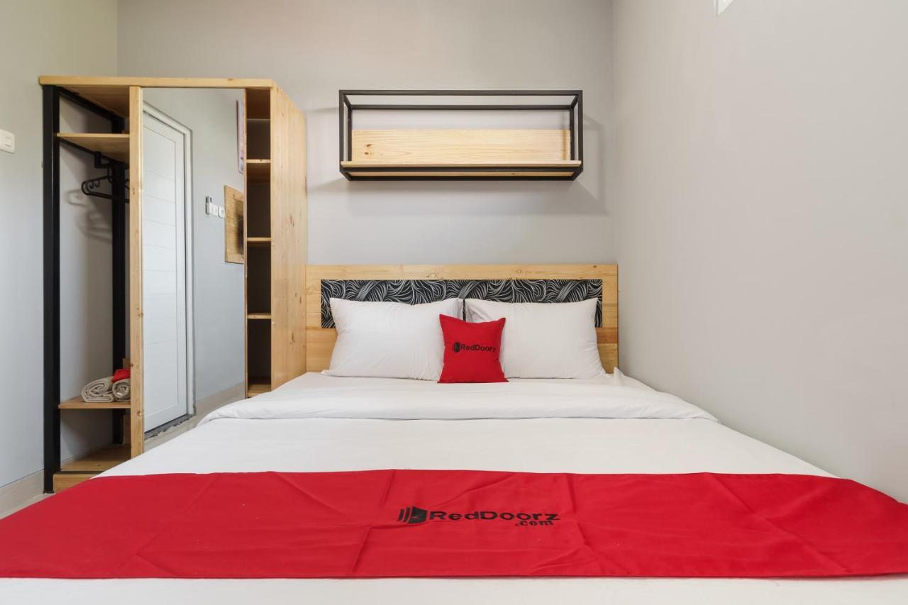 Hotel RedDoorz near Plaza Atrium Senen Giacarta Esterno foto