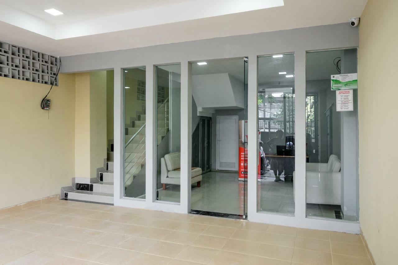 Hotel RedDoorz near Plaza Atrium Senen Giacarta Esterno foto