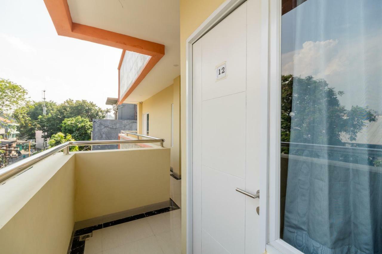 Hotel RedDoorz near Plaza Atrium Senen Giacarta Esterno foto