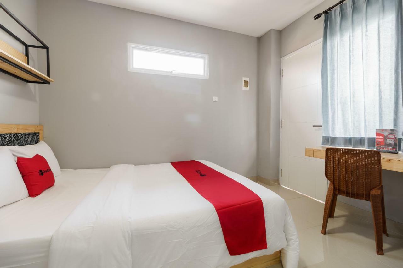 Hotel RedDoorz near Plaza Atrium Senen Giacarta Esterno foto