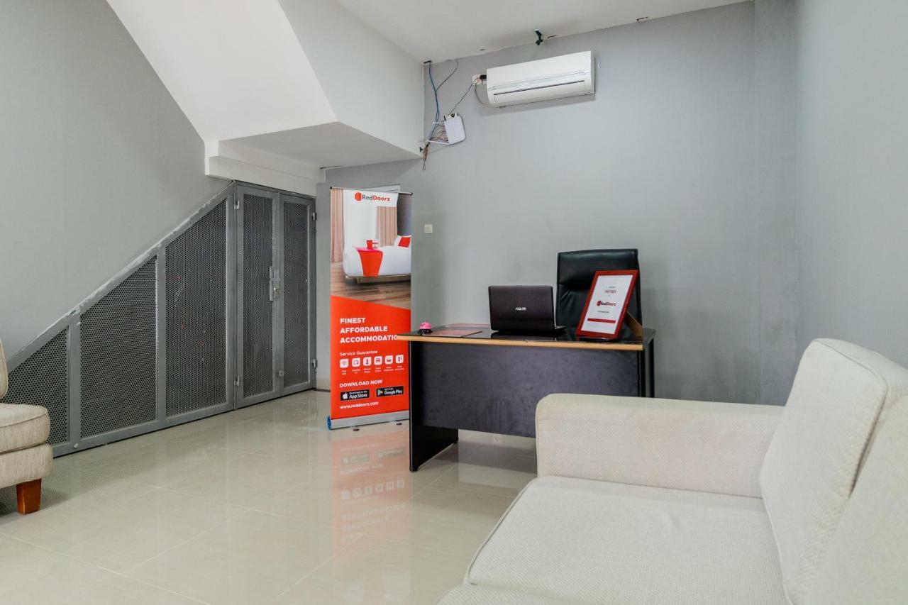 Hotel RedDoorz near Plaza Atrium Senen Giacarta Esterno foto