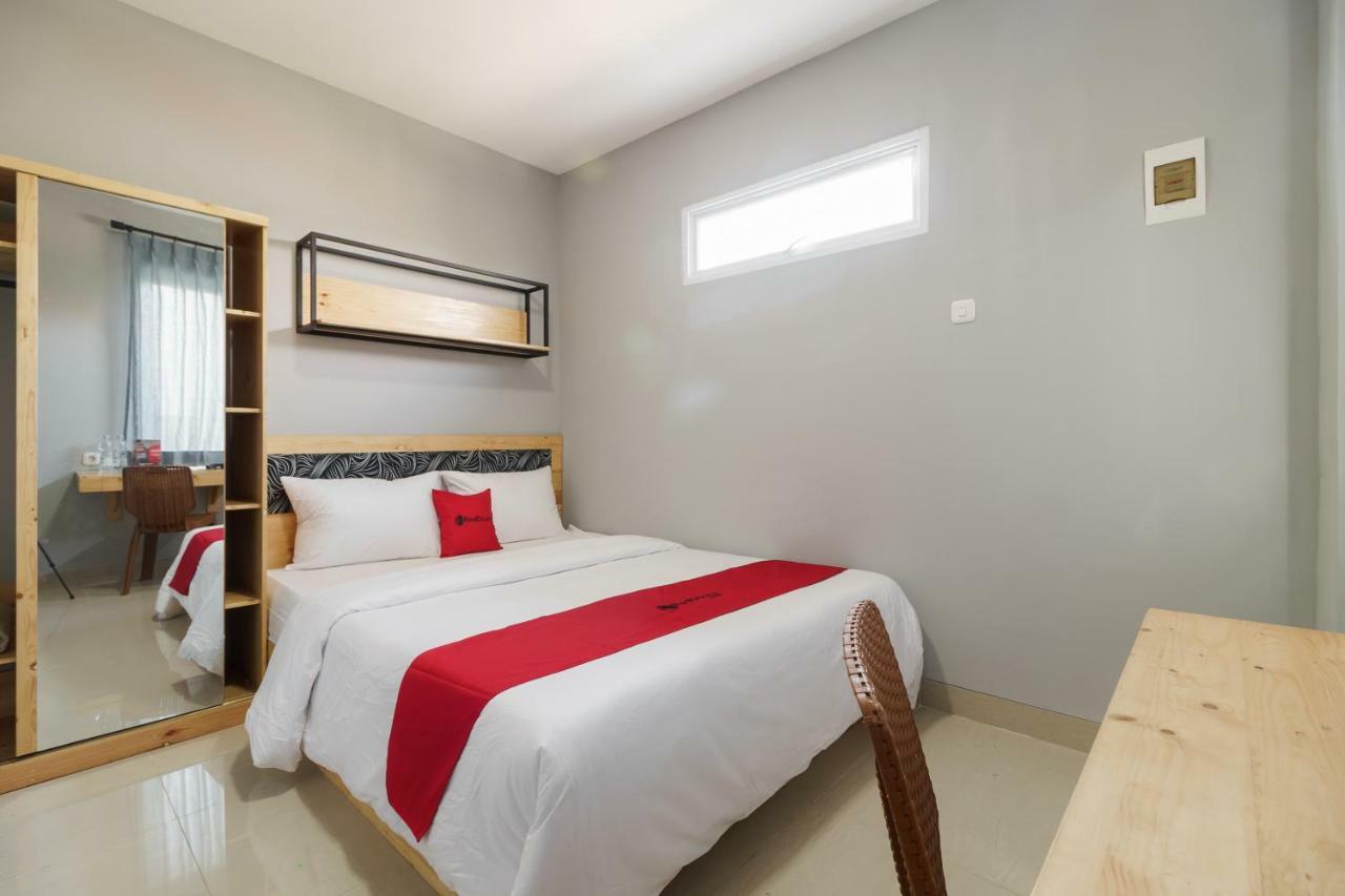 Hotel RedDoorz near Plaza Atrium Senen Giacarta Esterno foto