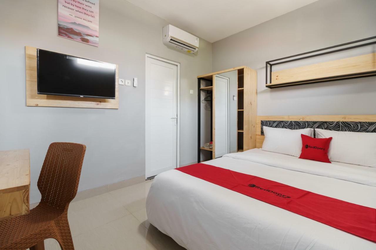 Hotel RedDoorz near Plaza Atrium Senen Giacarta Esterno foto