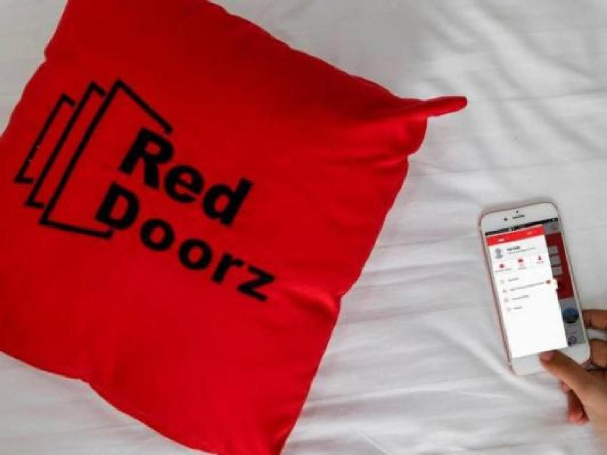 Hotel RedDoorz near Plaza Atrium Senen Giacarta Esterno foto